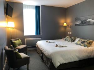 Hotels Au Bout Du Quai : Grande Chambre Double 