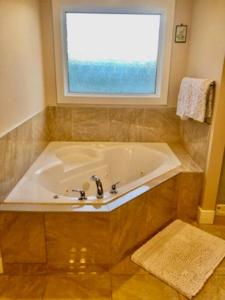 Luxury 3700 sq 5 bedroom jettedtub 4 fireplaces