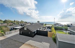 Awesome Home In Rønde With Kitchen