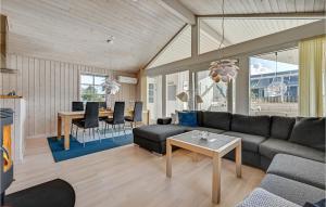 Awesome Home In Rønde With Kitchen