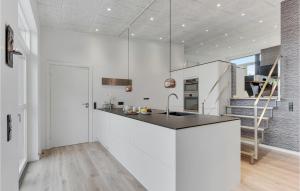 Three-Bedroom Holiday Home In Sjolund