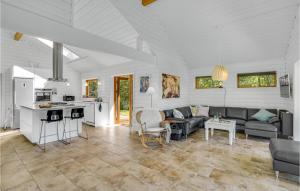 Three-Bedroom Holiday Home In Farevejle