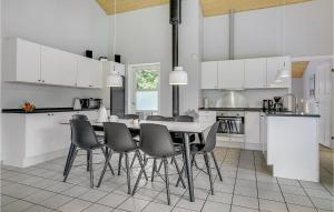 Lovely Home In Væggerløse With Wifi