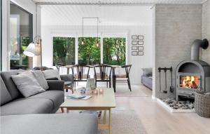 Amazing Home In Aakirkeby