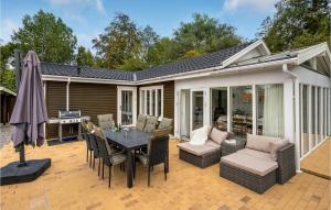 4 Bedroom Beach Front Home In Sydals