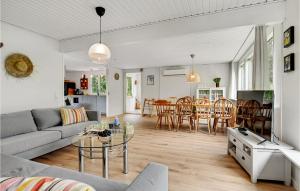 Awesome Home In Glesborg With Wifi