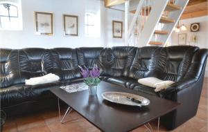 Three-Bedroom Holiday Home In Give