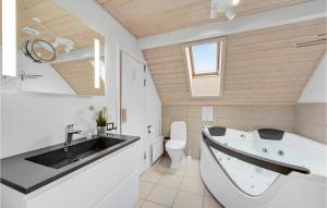 Three-Bedroom Holiday Home In Hvide Sande