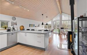 4 Bedroom Cozy Home In Hadsund