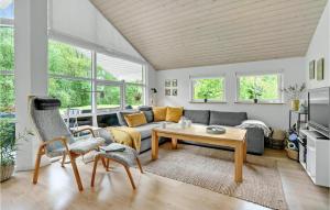 4 Bedroom Cozy Home In Hadsund