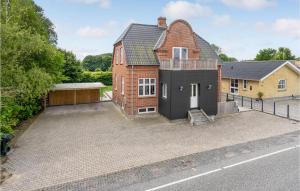 Six-Bedroom Holiday Home In Bagenkop