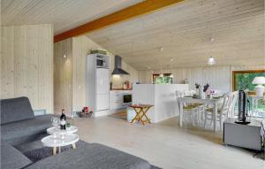 3 Bedroom Lovely Home In Væggerløse