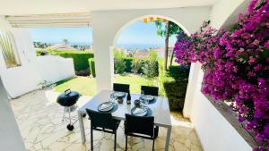 Modern garden apartment with a fantastic sea view and a private garden