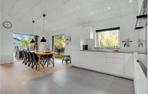 4 Bedroom Beautiful Home In Rødby