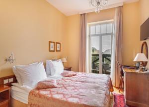 Double or Twin Room with Balcony and Lake View room in Hotel Triglav