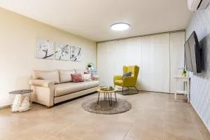 Between Crater and Lake - 贝尔谢巴