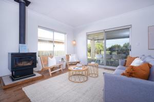 Fairway Retreat - Relax in style! 5 minutes to the sandy coves of Geographe Bay