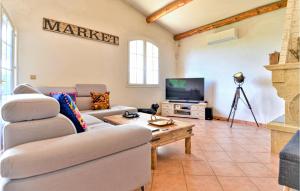 Maisons de vacances Nice home in Pierrelatte with 4 Bedrooms, WiFi and Outdoor swimming pool : photos des chambres