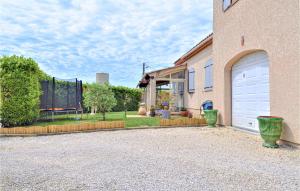 Maisons de vacances Nice home in Pierrelatte with 4 Bedrooms, WiFi and Outdoor swimming pool : photos des chambres