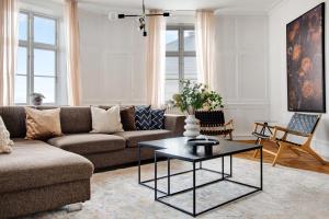 Square - Spacious 6-Bdr Apt Near Nyhavn