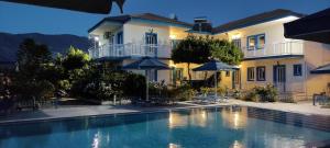 Blue White Apartments - Kefallonia Poolside Retreats