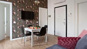 Two-Bedroom Apartment room in Italianway-Caretto