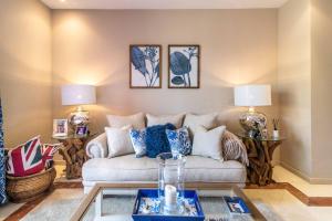 Luxury 2-Bed Apartment Elviria - Pool Sauna & gym