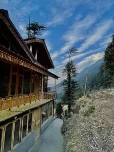 THE OFFBEAT CHALET - Shoja