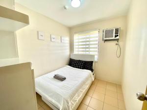 8 Spatial 2BR condo within the city with Pool, WIFI & Netflix