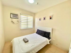 8 Spatial 2BR condo within the city with Pool, WIFI & Netflix