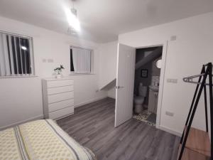 6 bedroom 6 Ensuite 1 min to M6 Jct 9 15 min to Bham