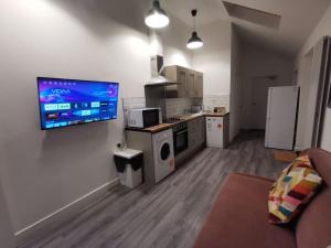 6 bedroom 6 Ensuite 1 min to M6 Jct 9 15 min to Bham