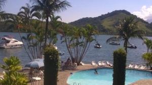 Excelente casa em Angra dos Reis condomínio com praia e piscina.