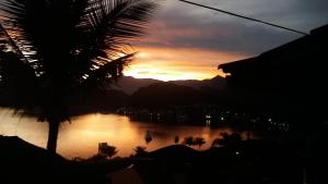 Excelente casa em Angra dos Reis condomínio com praia e piscina.