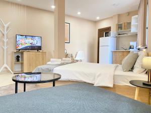 Studio for 4 Guests Next to Mall & Free Street Parking