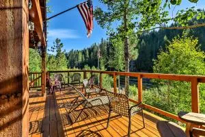 Rustic Riverfront Truckee Cabin with Deck and BBQ - Траки