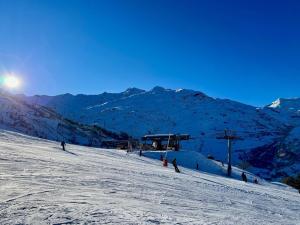 Appartement rénové au pied des pistes avec parking et charme montagnard - FR-1-344-871