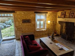 Maisons de vacances Gite authentique avec cheminee, terrasse et WiFi en Charente - FR-1-653-119 : photos des chambres