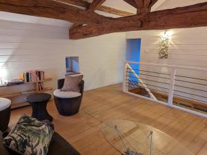 Maisons de vacances Gite authentique avec cheminee, terrasse et WiFi en Charente - FR-1-653-119 : photos des chambres