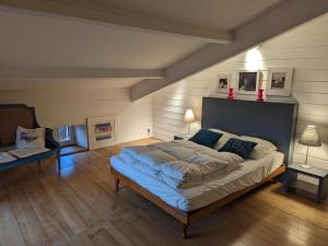 Maisons de vacances Gite authentique avec cheminee, terrasse et WiFi en Charente - FR-1-653-119 : photos des chambres
