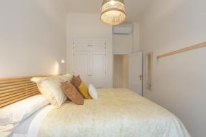 Puerta de Larios: Central three-bedroom apartment with balconies and patio