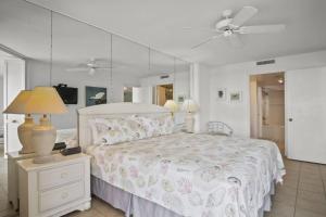 Relax with a Fabulous Ocean View Ocean Sounds in This 2 Bedroom 2 Bath Den