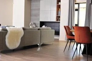 Square Connexions Guest House - Madikwe Game Reserve