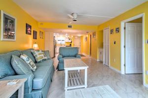 Cheery Condo with Pool Access 3 Miles to Beach!