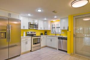 Cheery Condo with Pool Access 3 Miles to Beach!