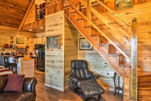 2 Mi to Lake Hamilton Hot Springs Cabin with Loft!