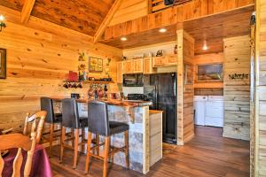 2 Mi to Lake Hamilton Hot Springs Cabin with Loft!