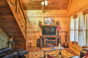 2 Mi to Lake Hamilton Hot Springs Cabin with Loft!