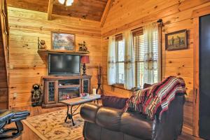 2 Mi to Lake Hamilton Hot Springs Cabin with Loft!