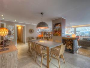 Appartement de Luxe au Centre de Courchevel 1850 avec Cheminée et Balcon - FR-1-564-21